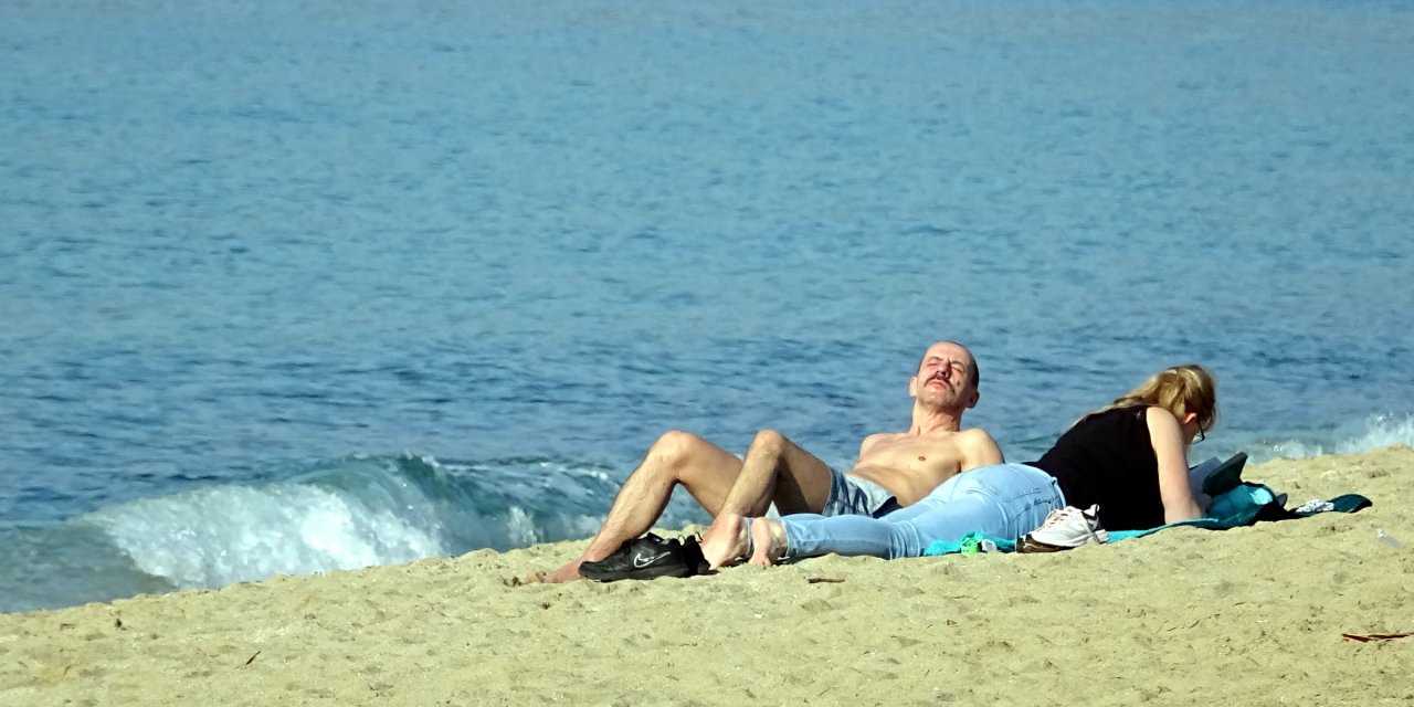 Kısıtlamadan muaf turistlerin deniz keyfi