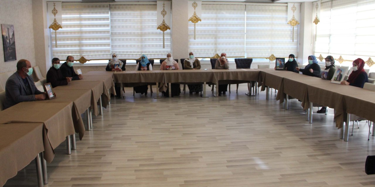 'Evlat nöbeti'ne, kısıtlamanın ikinci gününde kaldıkları otelde devam ettiler