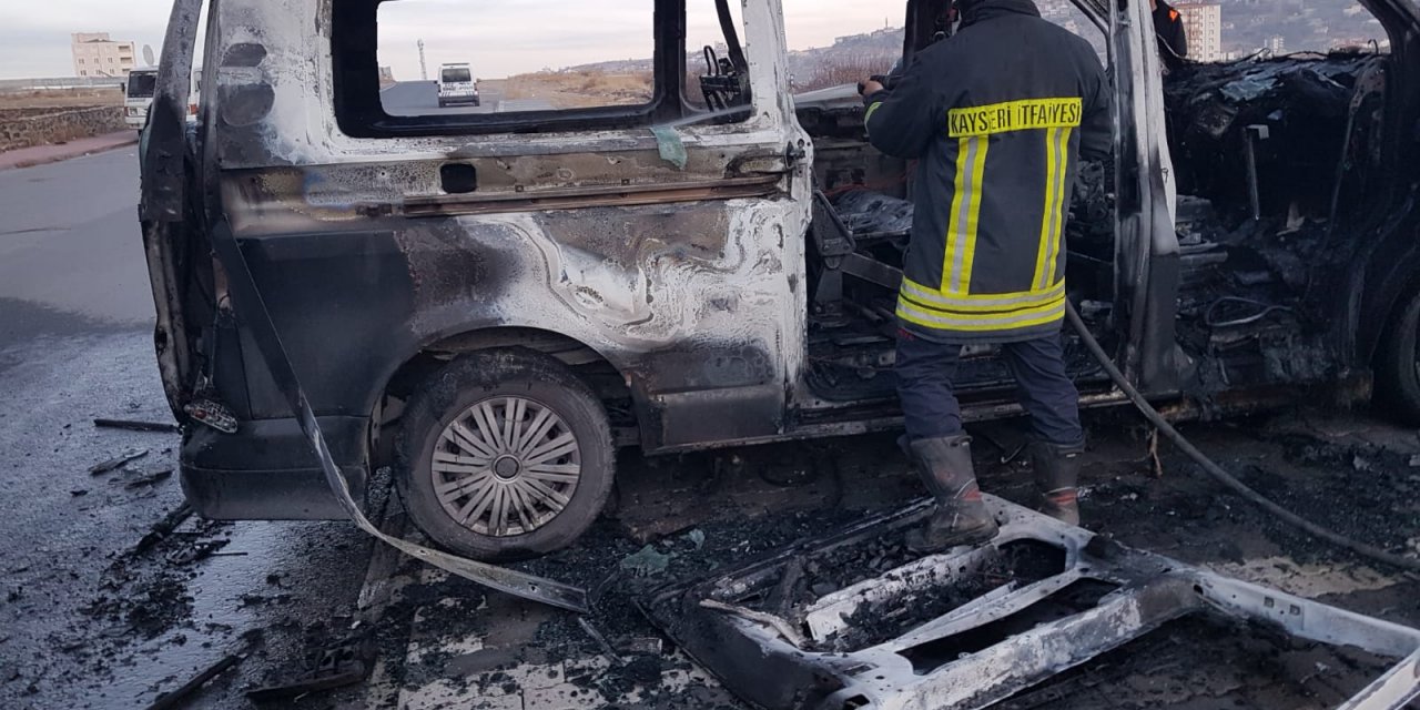 Minibüste soludukları çakmak gazı patlayan 3 kuzen yaralandı