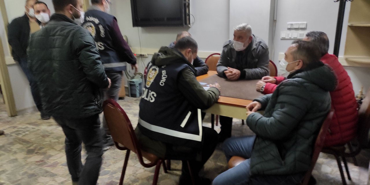 Beyoğlu'nda kısıtlamaya rağmen gizli girilip oyun oynanan kahvehaneye polis baskını kamerada