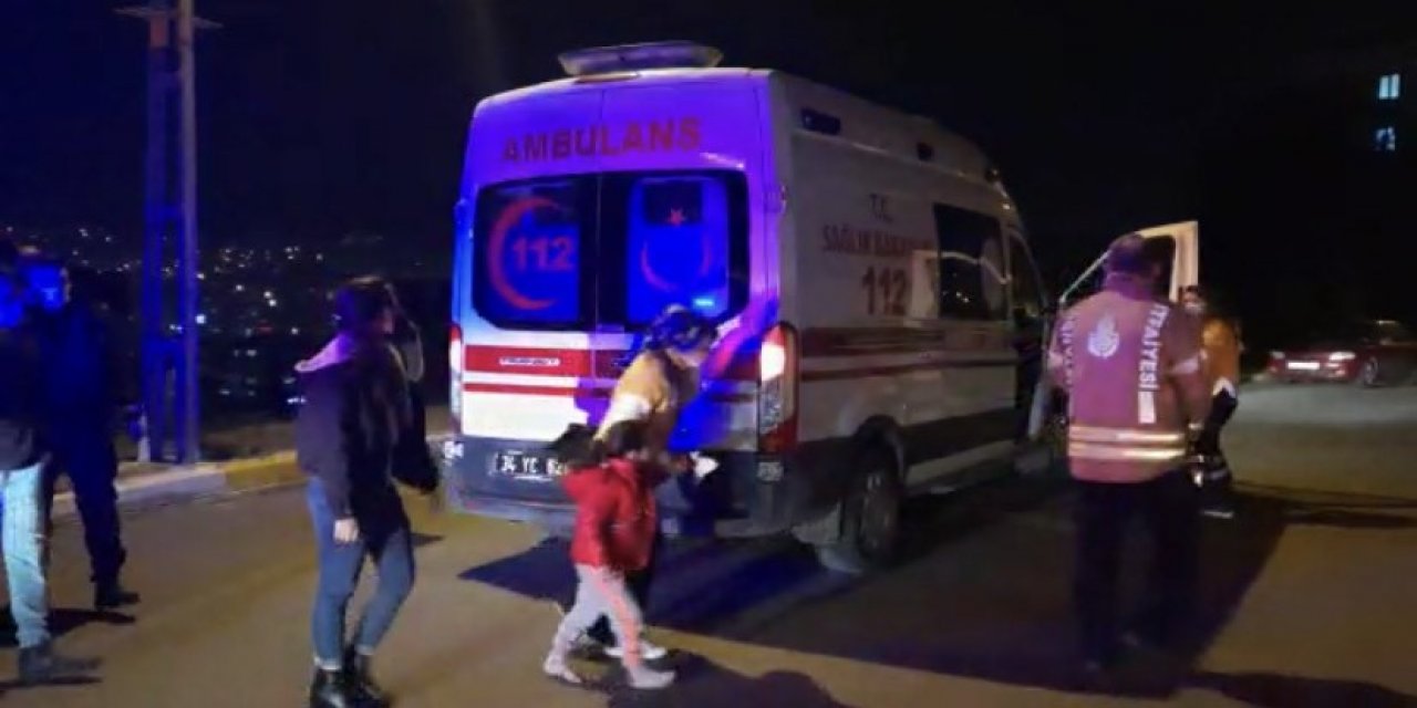 Sultanbeyli'de otomobil binanın bahçesine uçtu: 3 yaralı