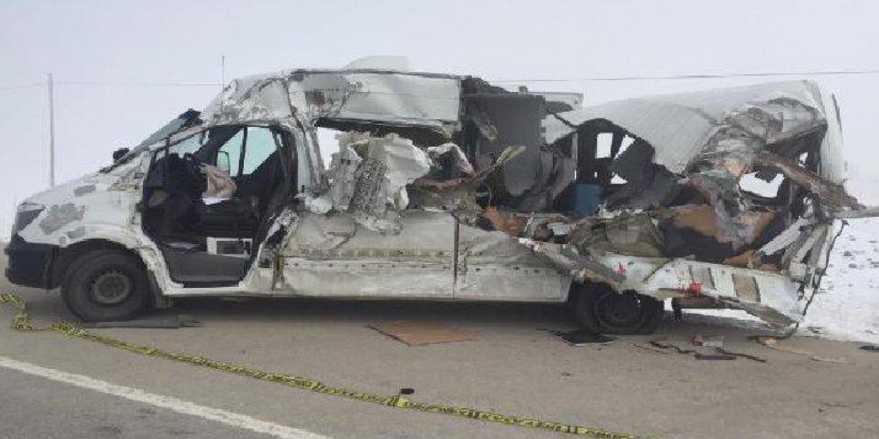 Hakkari'de feci kaza! Yolcu minibüsü TIR'la çarpıştı: 4 ölü, 5 yaralı