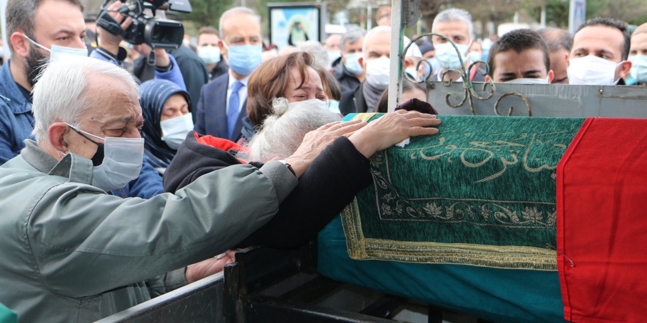 Koronavirüsten ölen doktor, gözyaşları arasında toprağa verildi