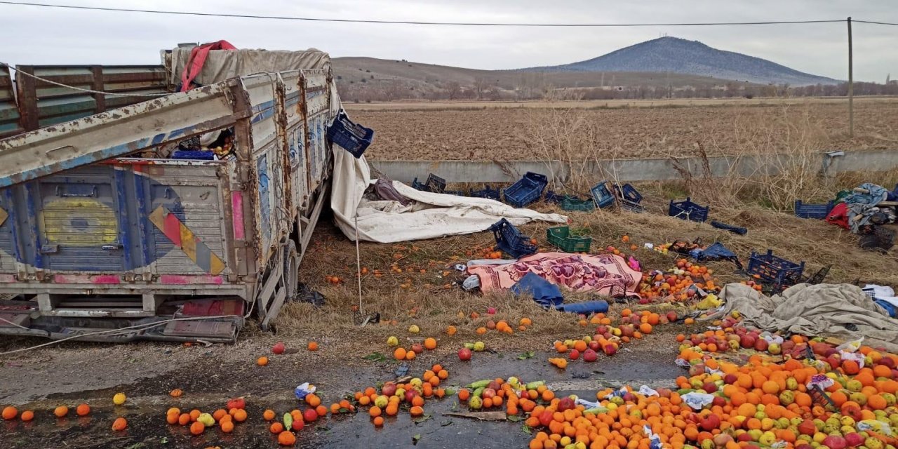 Meyve yüklü kamyon takla attı: 2 ölü, 2 yaralı