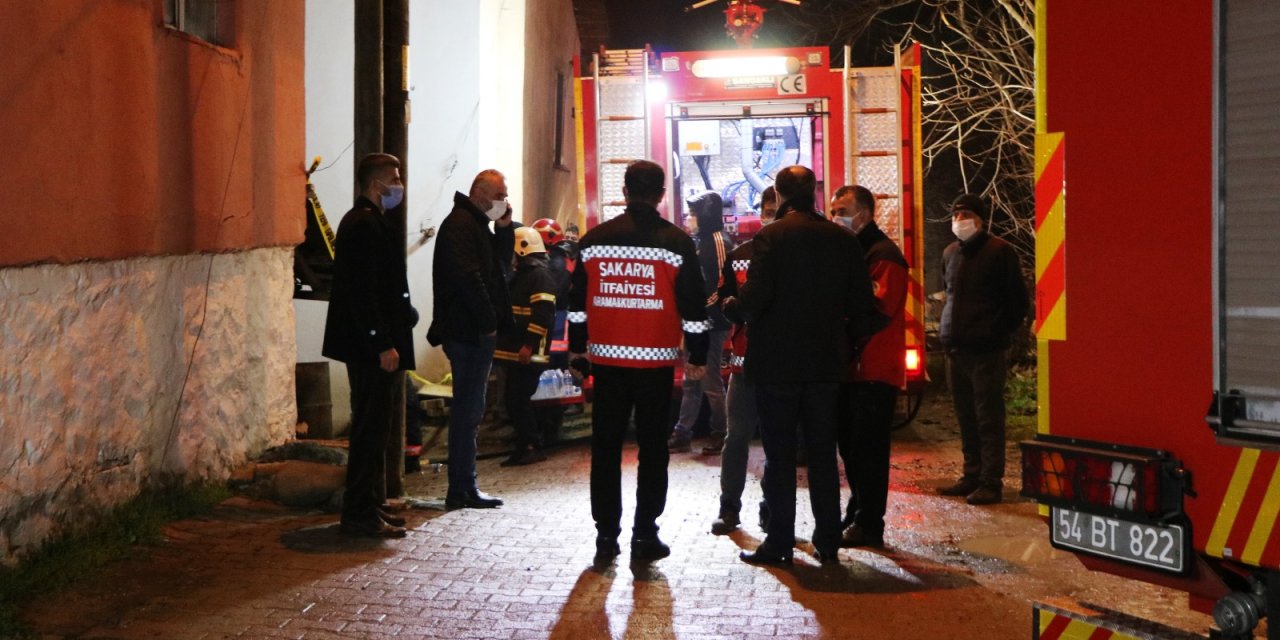 Devrilen soba ahşap evi yaktı, yaşlı çift öldü