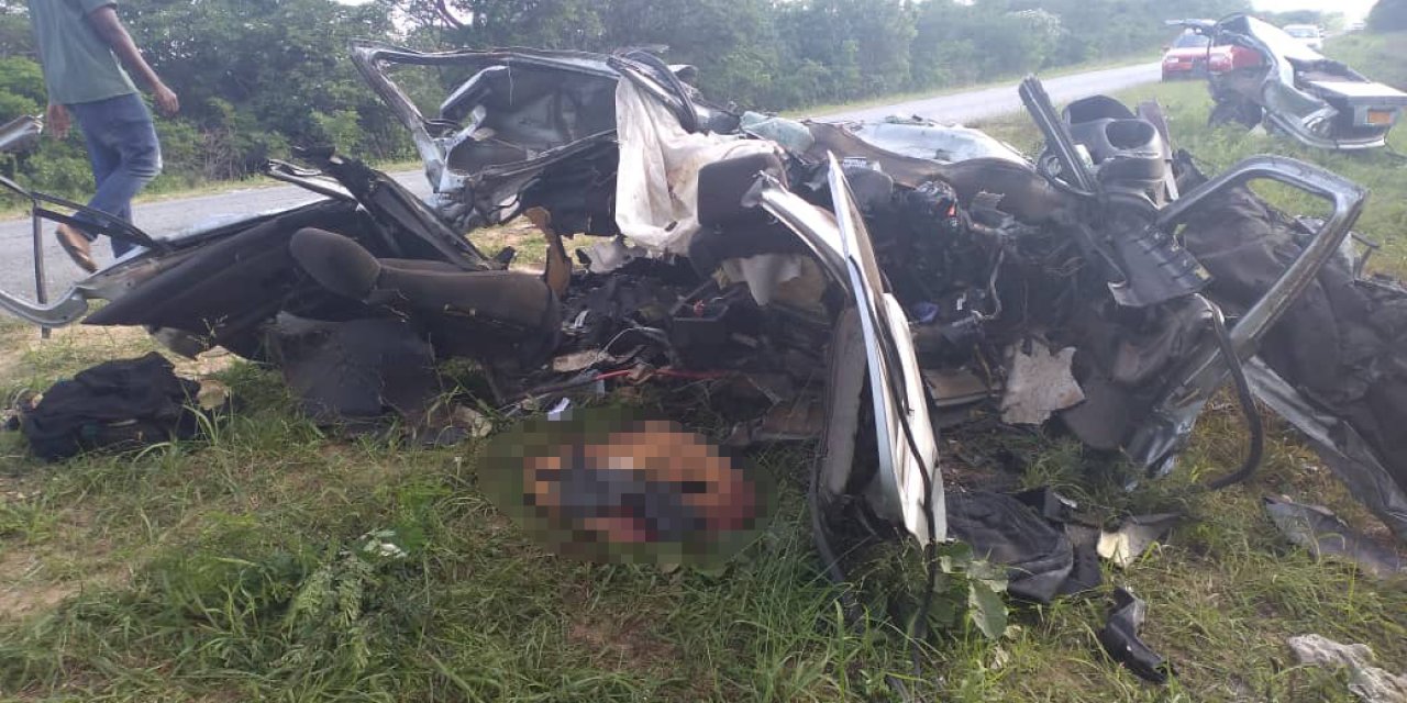 Zimbabve'de iki aracın karıştığı trafik kazasında 17 kişi hayatını kaybetti, 7 kişi de yaralandı.