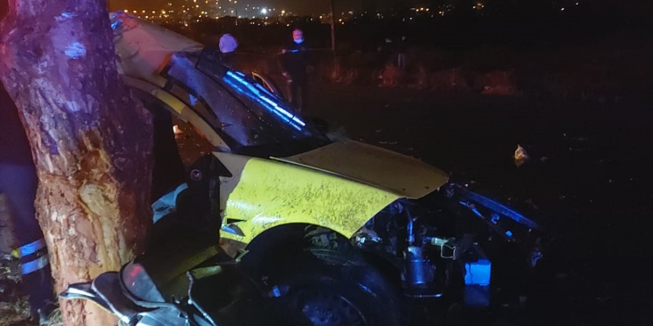 Taksi refüjdeki ağaca çarptı: 2 ölü, 1 yaralı