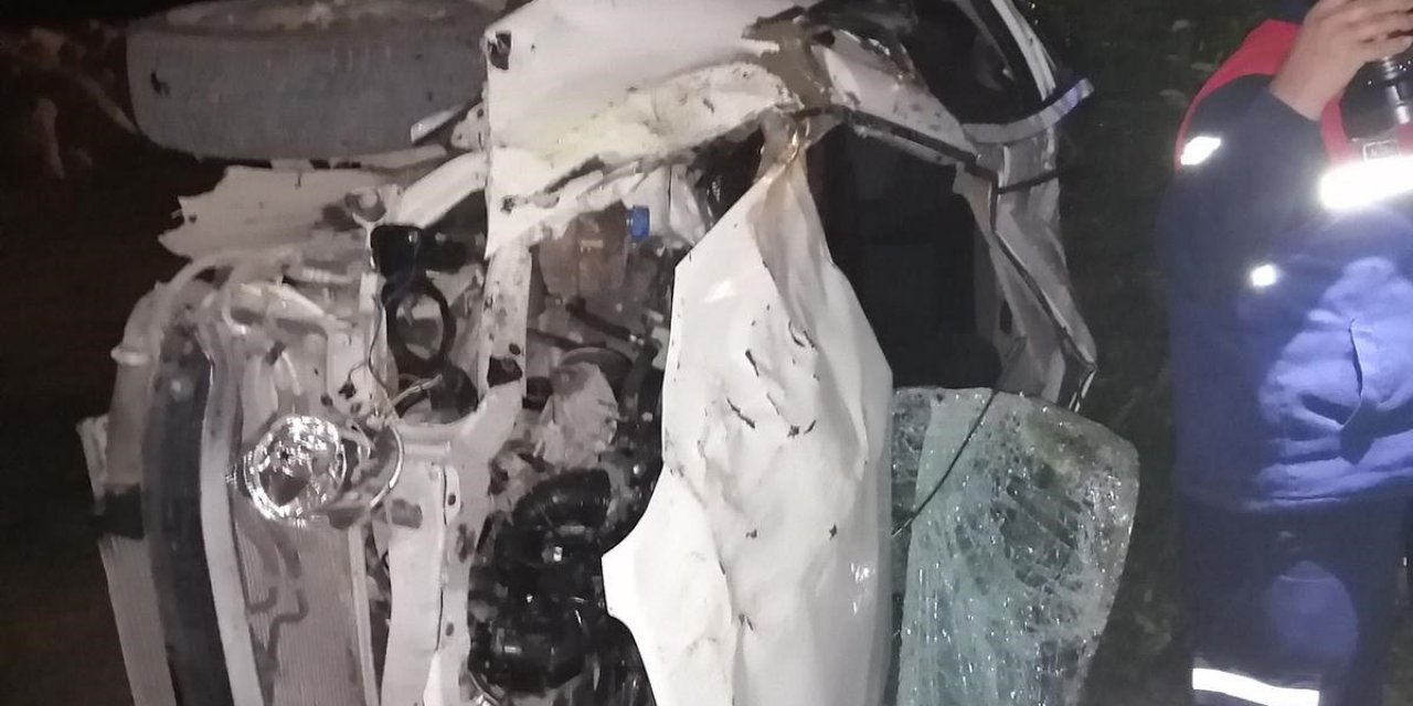 Otomobil, portakal bahçesine uçtu: 2 ölü