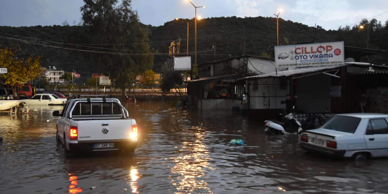 Antalya'yı sağanak vurdu