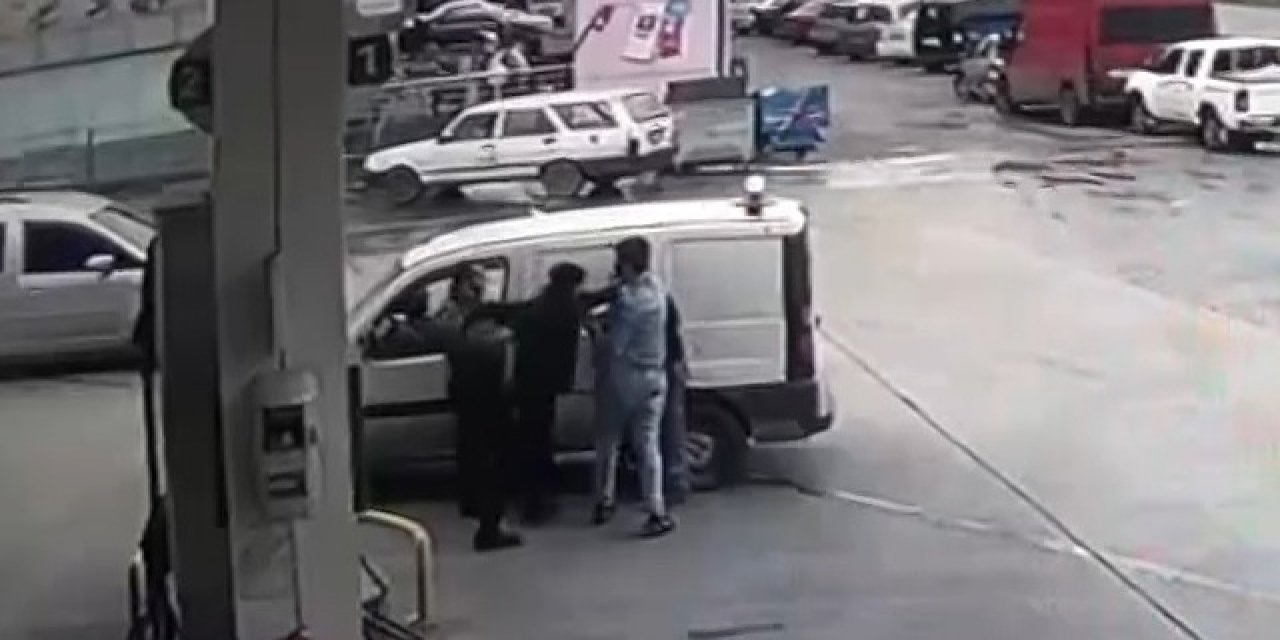 Akaryakıt istasyonunda sürücüye saldırı anı güvenlik kamerasında