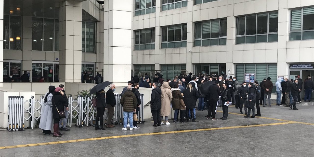 PANDEMİ KURALLARINA UYULMADI: Vergi dairelerinde  uzun ‘son 4 gün’ kuyruğu oluştu