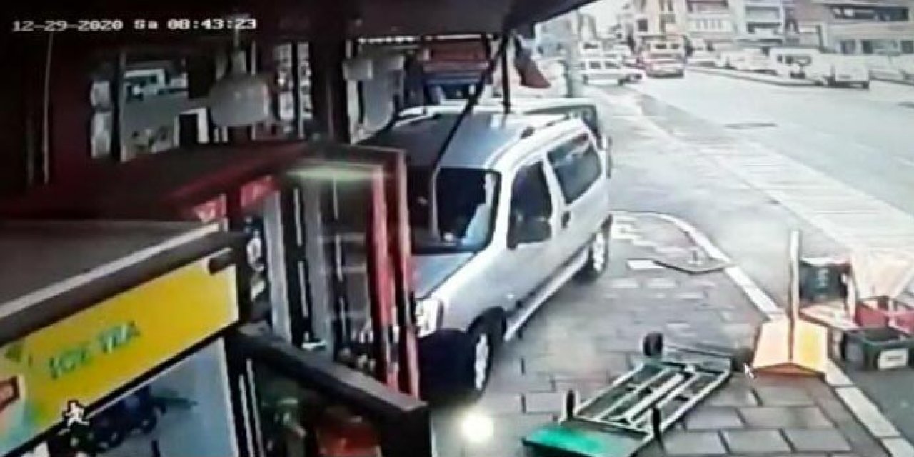 Hafif ticari araç, taksiye çarptıktan sonra markete daldı; kaza anı kamerada