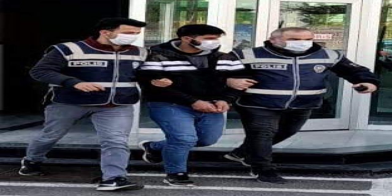 Berberde, saçının taranmasını beğenmeyince 2 kişiyi bıçaklayan saldırganın kaçma anı güvenlik kamerasında (2)