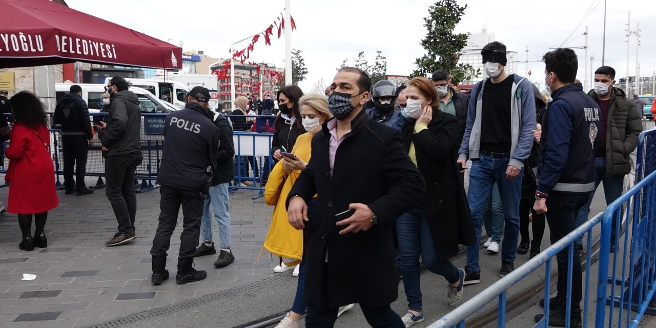 İstiklal Caddesi'nde sıcak havanın da etkisiyle yoğunluk