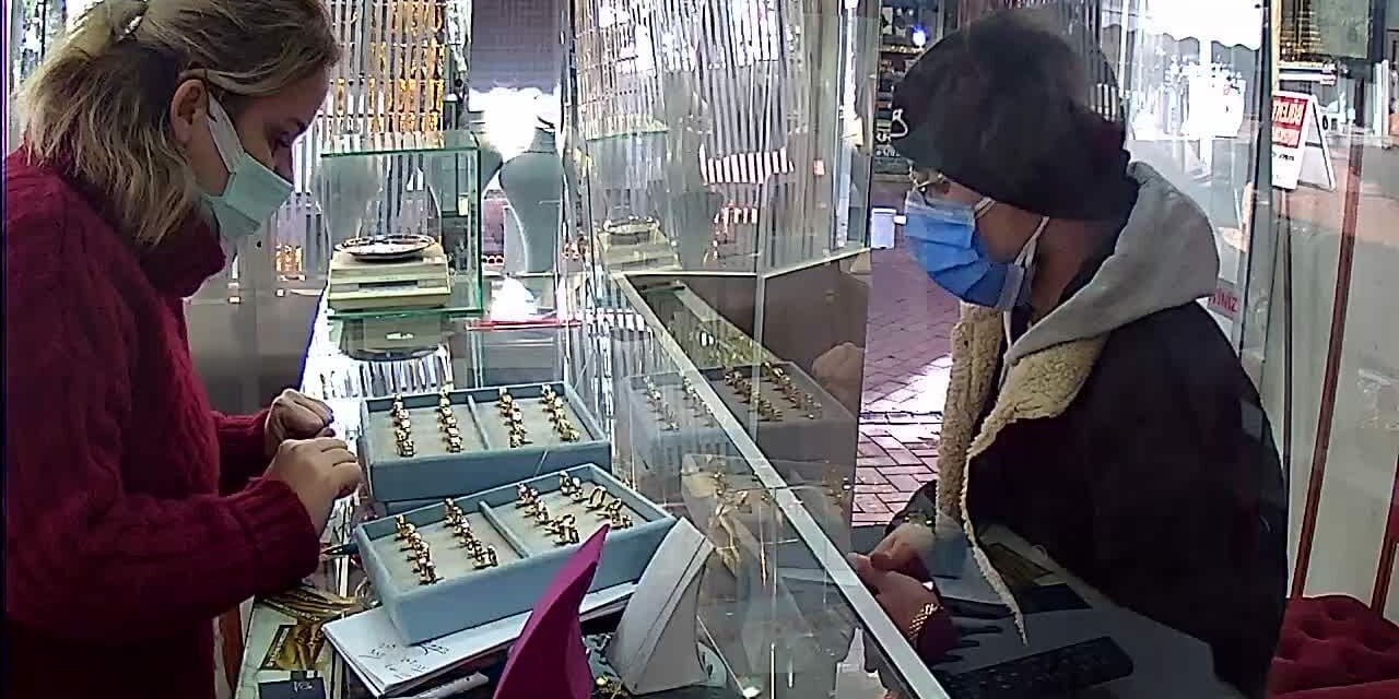 Kuyumcudan 30 bin TL'lik yüzükleri çalan şüpheli kamerada