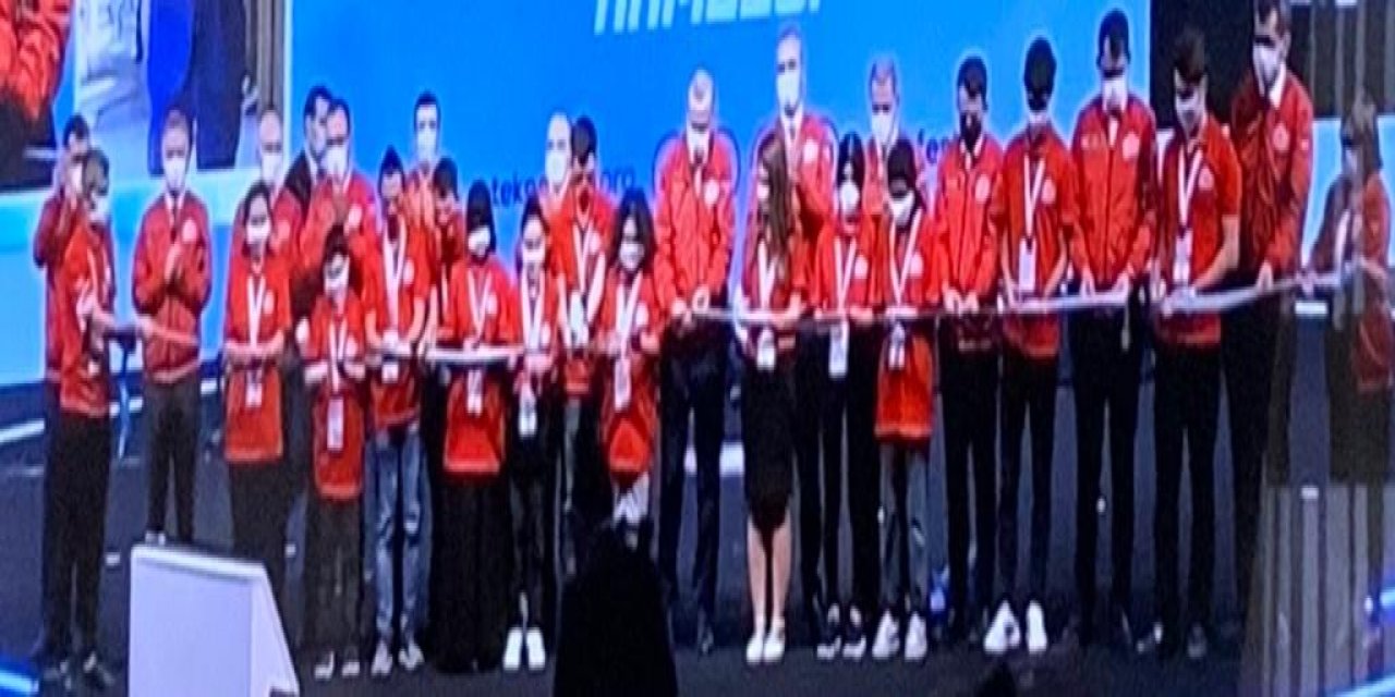 30 ilde aynı anda kurdele kesen Teknofest deney atölyelerinin açılışına, Cumhurbaşkanı Erdoğan Gaziantep'te gençlerle açılış kurdelesi keserek katıldı