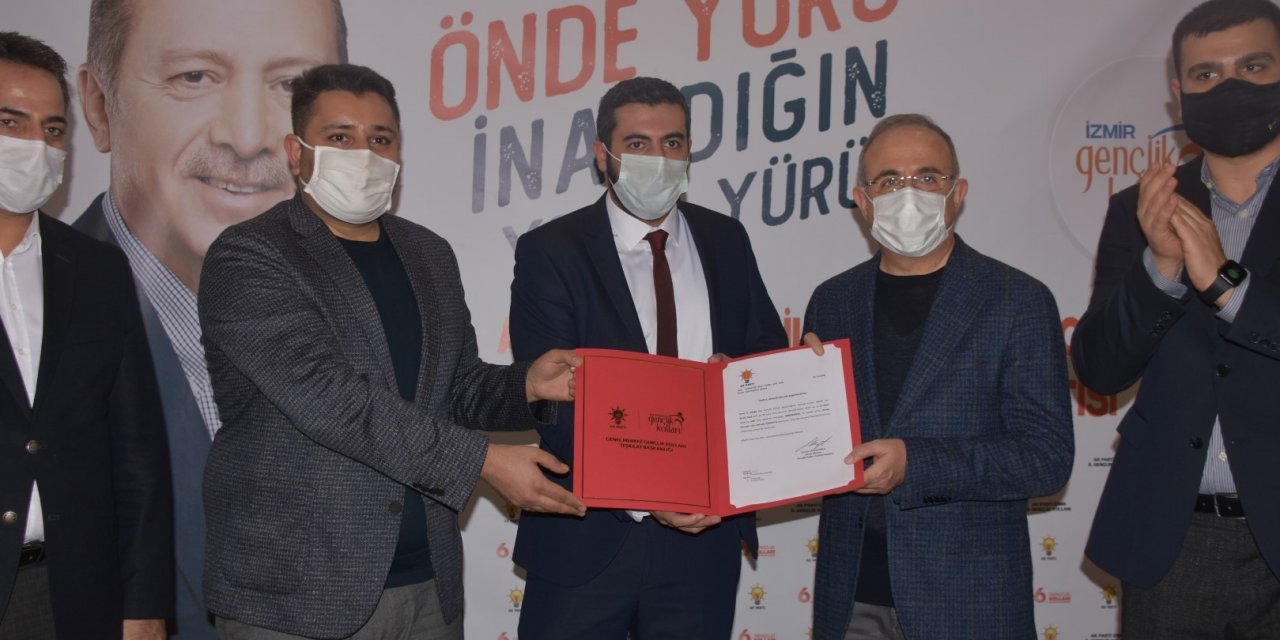 AK Parti İzmir İl teşkilatında, göreve başlayan gençlik kolları başkanlarına mazbataları verildi