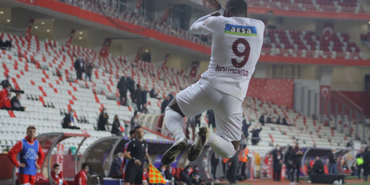 Aaron Boupendza tarihe geçti