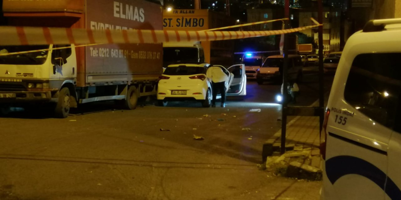 BAĞCILAR'DA OTOMOBİLİNDE SİLAHLI SALDIRIYA UĞRAYAN KİŞİ AĞIR YARALANDI