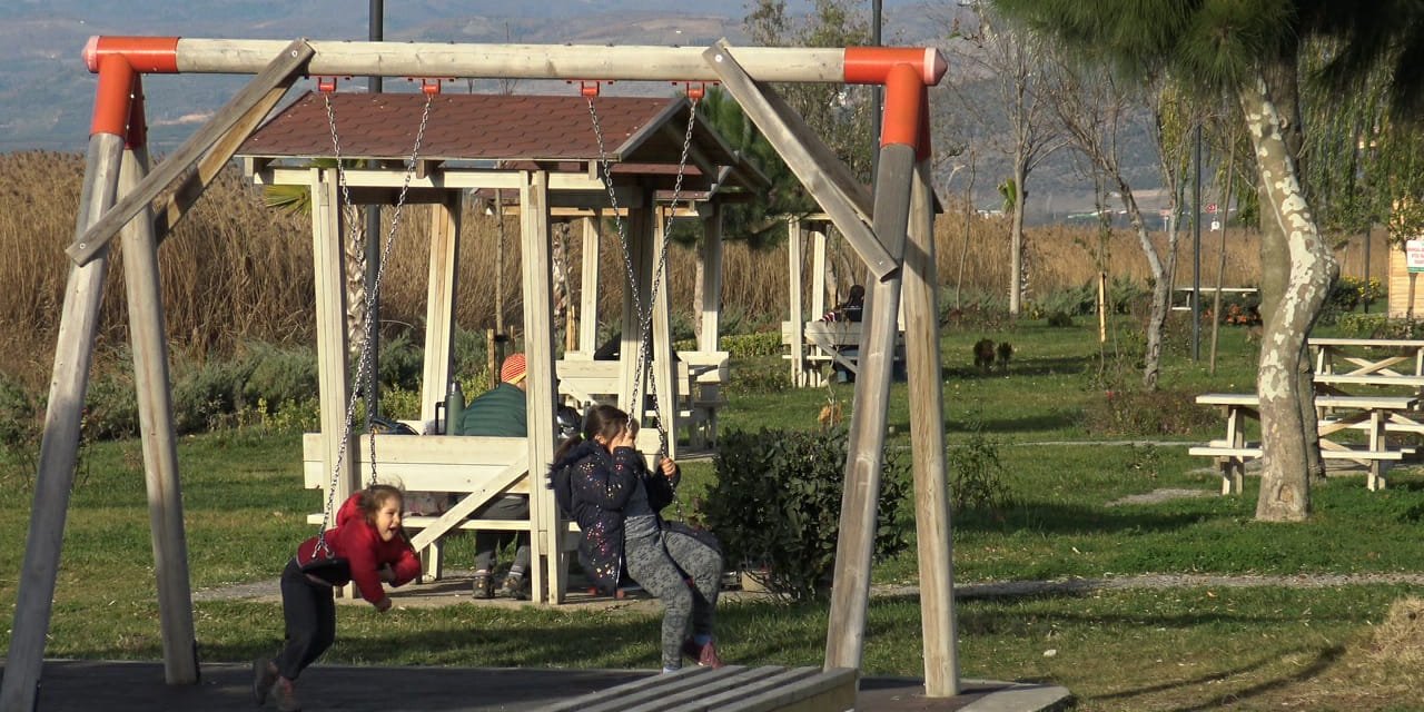 İznik’te sıcaklık yükseldi, halk sahile koştu