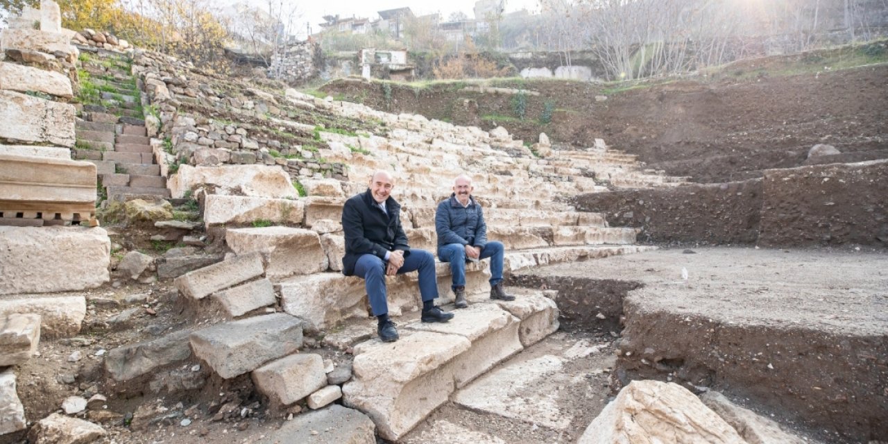 Smyrna antik tiyatrosu dünya basınında!