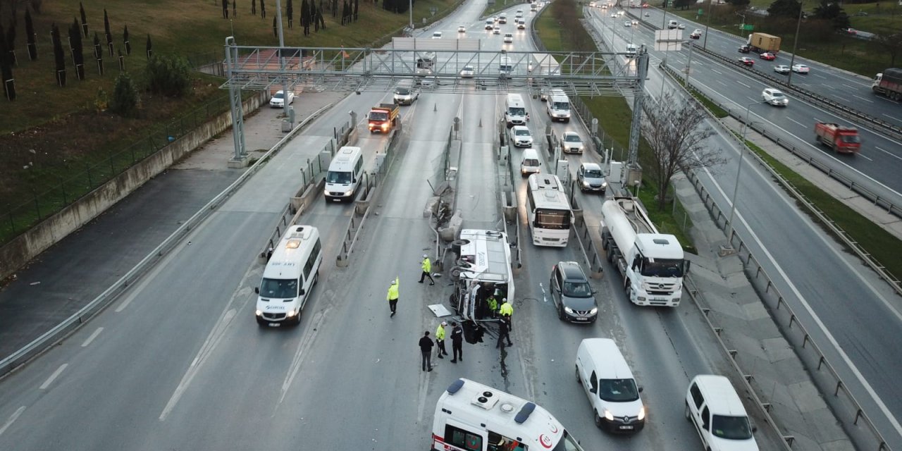 Esenyurt'ta midibüs devrildi