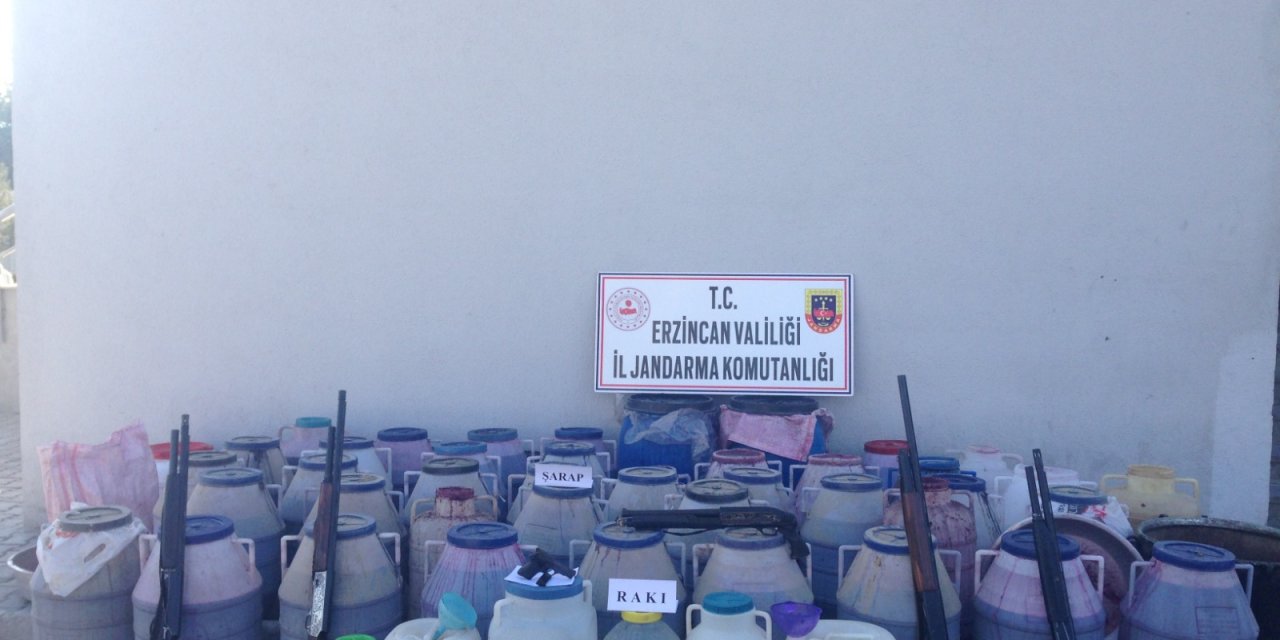 Erzincan'da bidonlar içinde 2 bin 102 litre sahte içki ele geçirildi