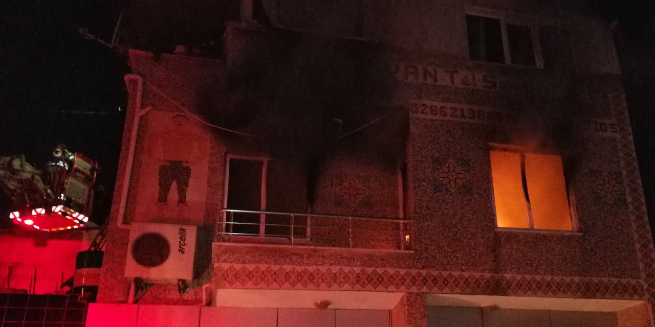 Çanakkale'de sobalı evde çıkan yangında mahsur kalan aileyi itfaiye kurtardı