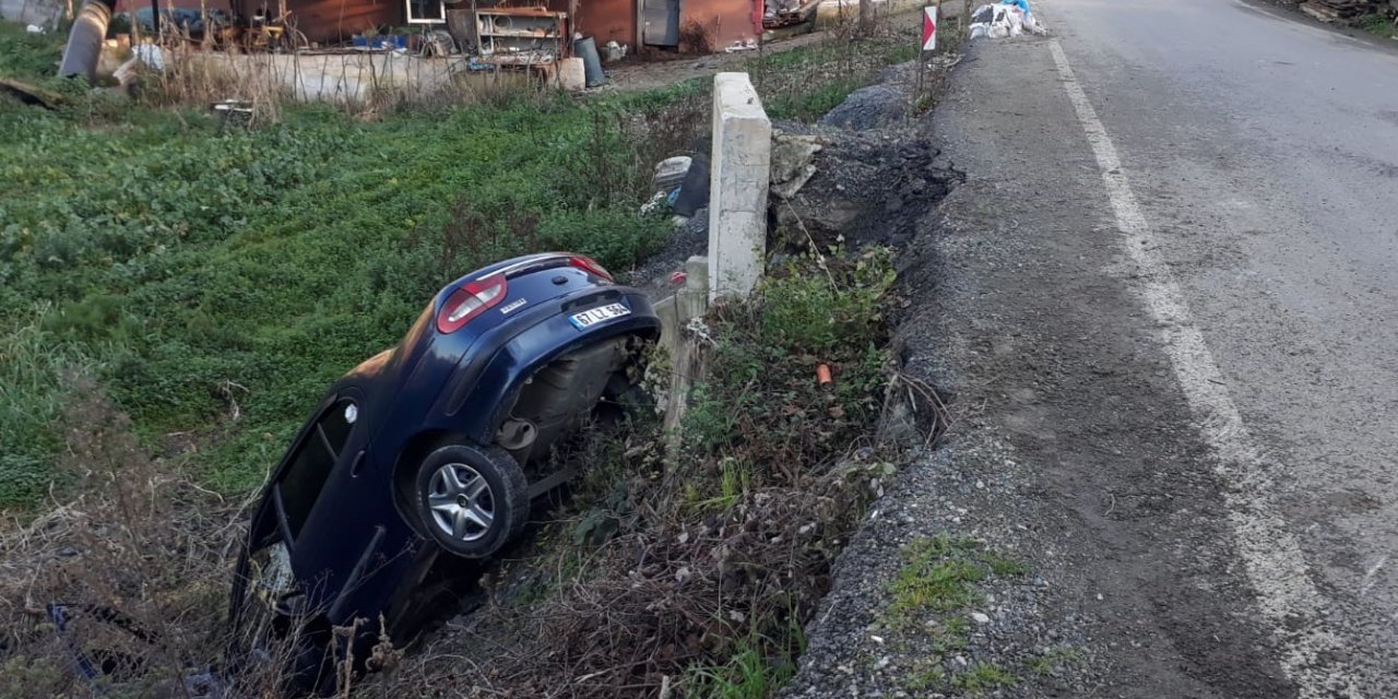 Otomobilin, evin bahçesine uçma anı güvenlik kamerasına yansıdı