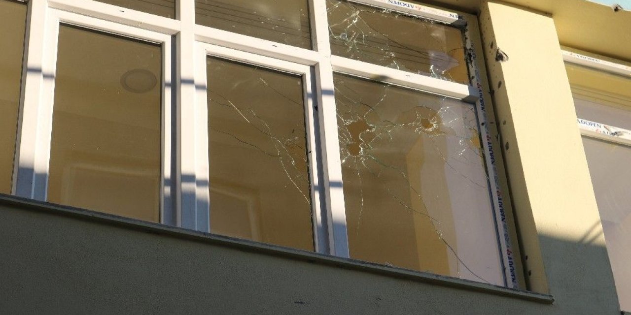 AKP ilçe binası uzun namlulu silahla tarandı.