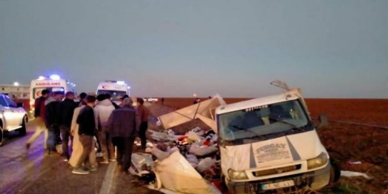 MARDİN'in Kızıltepe ilçesinde tarım işçilerini taşıyan kamyonetin devrilmesi sonucu aralarında çocukların da olduğu 22 kişi yaralandı.