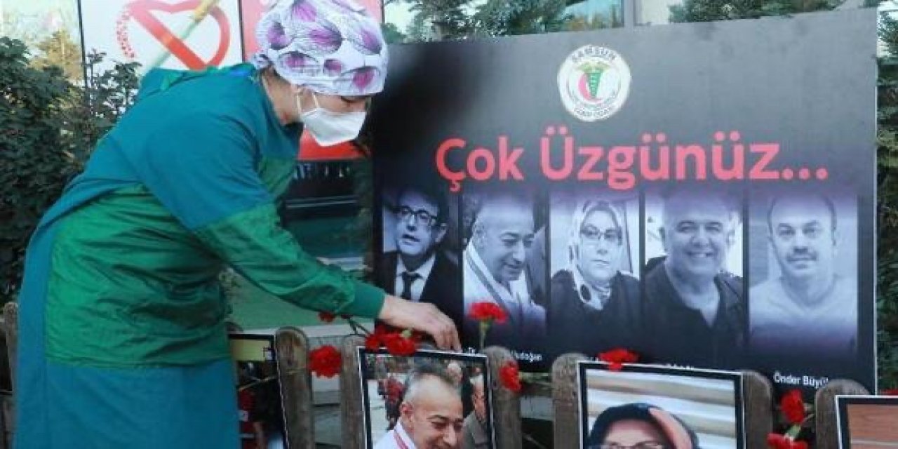 Sağlık çalışanları, hayatını kaybeden meslektaşlarını andı