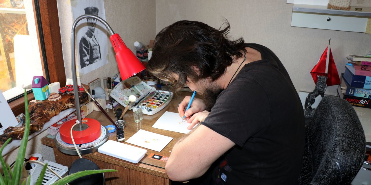 Doktor, mikro çizimler yapıyor