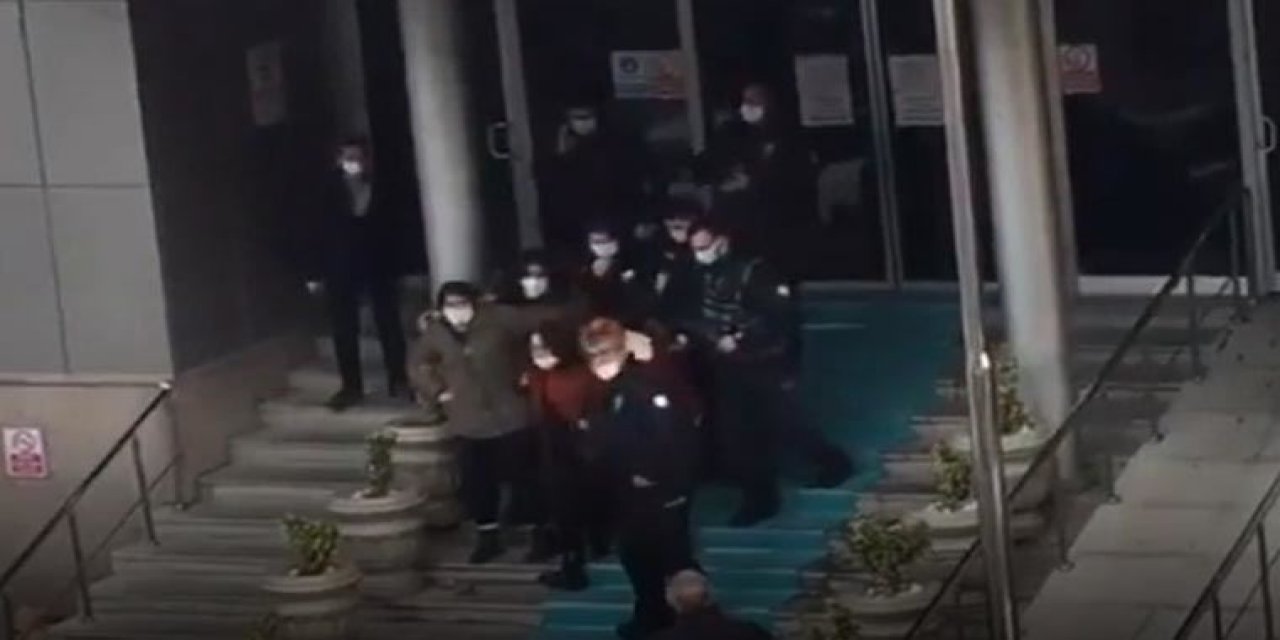 Kadın cinayetlerini protesto ediyorlardı... AKP binası önünde eylem yapan 5 kadına gözaltı!