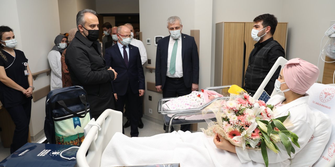 Bursa'da 2020'nin son, 2021'in ilk bebeğini Başkan Aktaş ziyaret etti