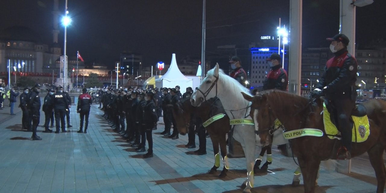 Taksim'de zabıtadan yeni yılı türkülü karşılama