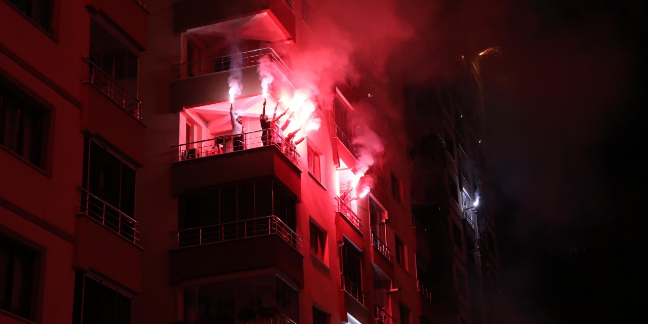 Site sakinleri meşalelerle geceyi aydınlattı, İstiklal Marşı'yla 2021’i karşıladı