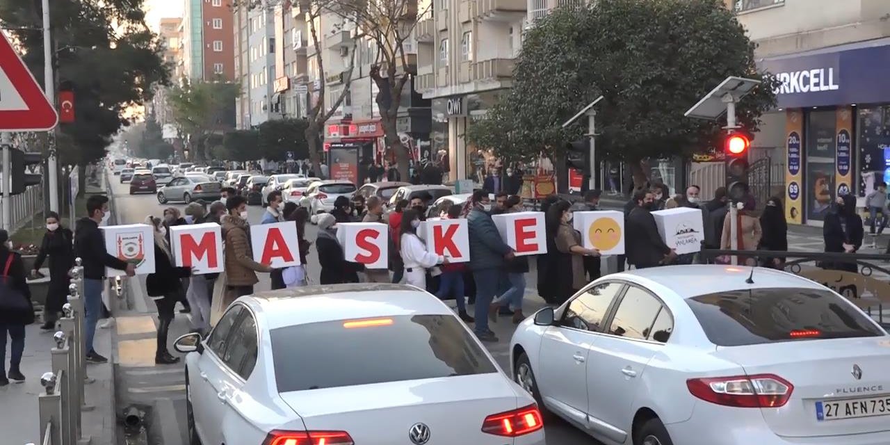 Şanlıurfalı tiyatroculardan cadde ortasında koronavirüs mesajı