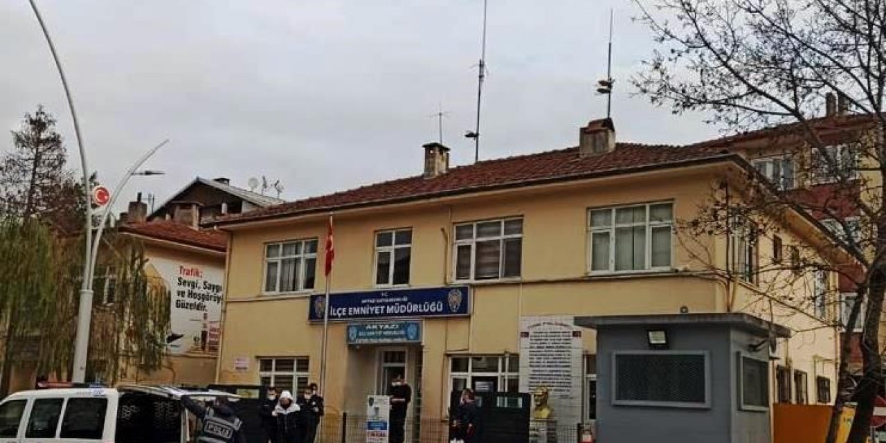 Polis baskın yapınca kendilerini uyuşturucu sattıkları atölyeye kilitlediler 