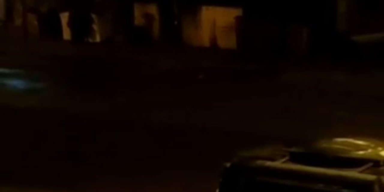 Sokakta yılbaşı kutlayan gençler polisi görünce kaçtı