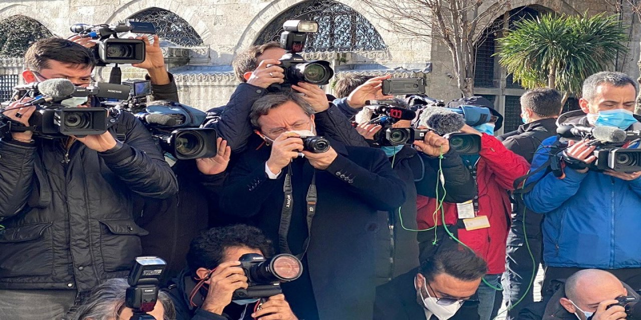 Fahrettin Altun Cumhurbaşkanı Erdoğan ile gazetecilerin fotoğrafını çekti