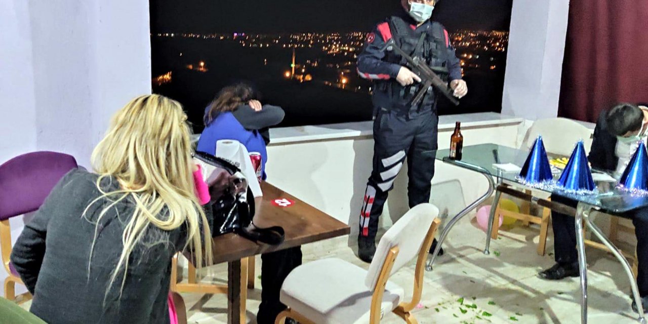 İnşaat halindeki binada canlı müzikli yılbaşı eğlencesi 