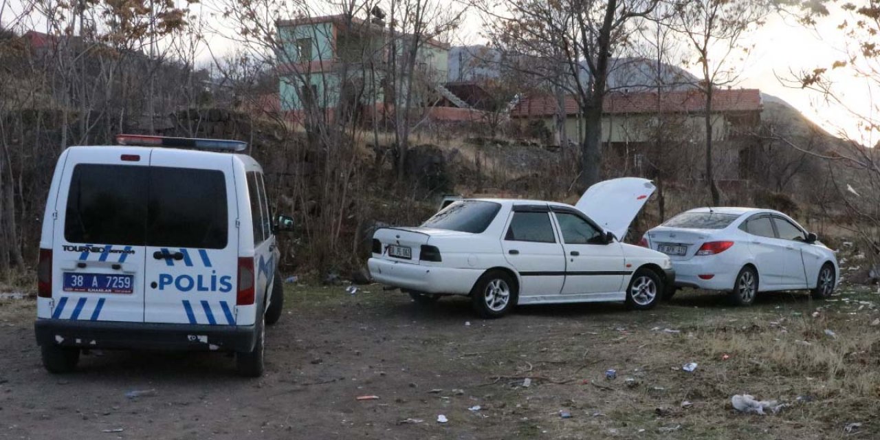 3 kişi çaldıkları otomobilde pizza yerken yakalandı