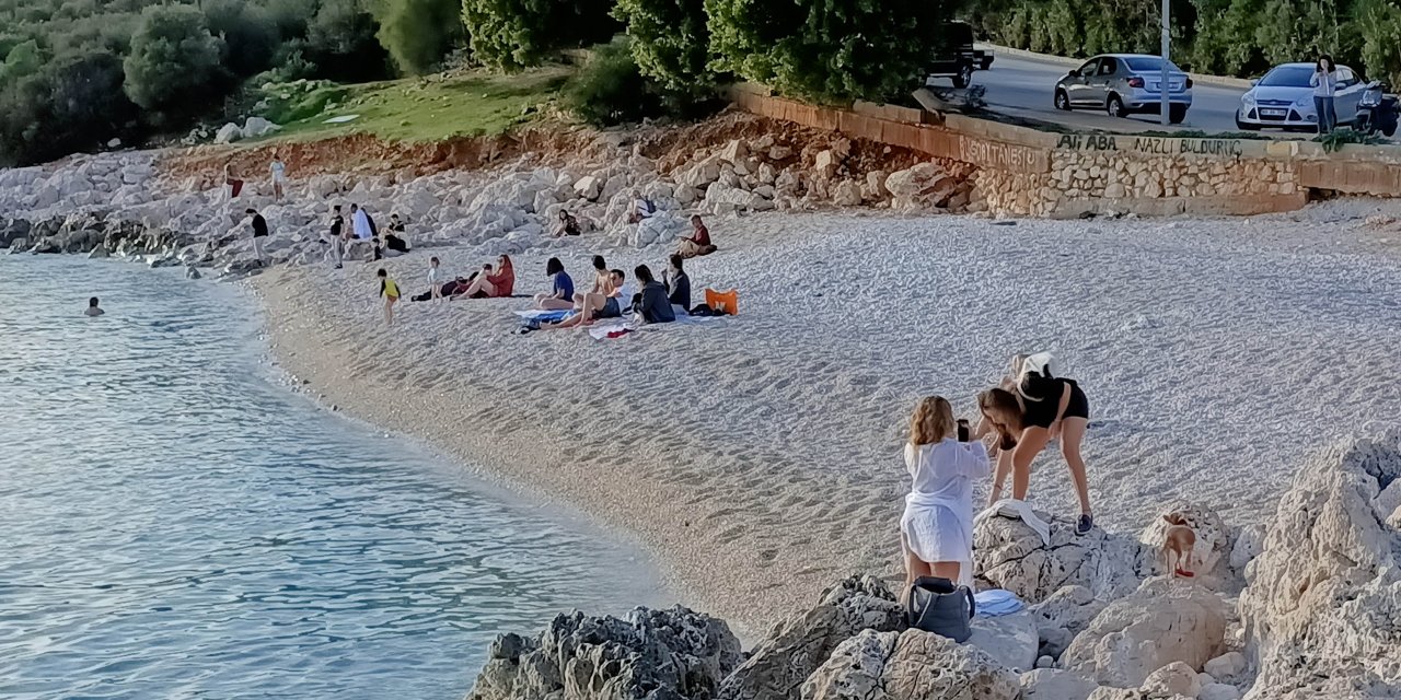 Turistlerin kısıtlamada deniz keyfi