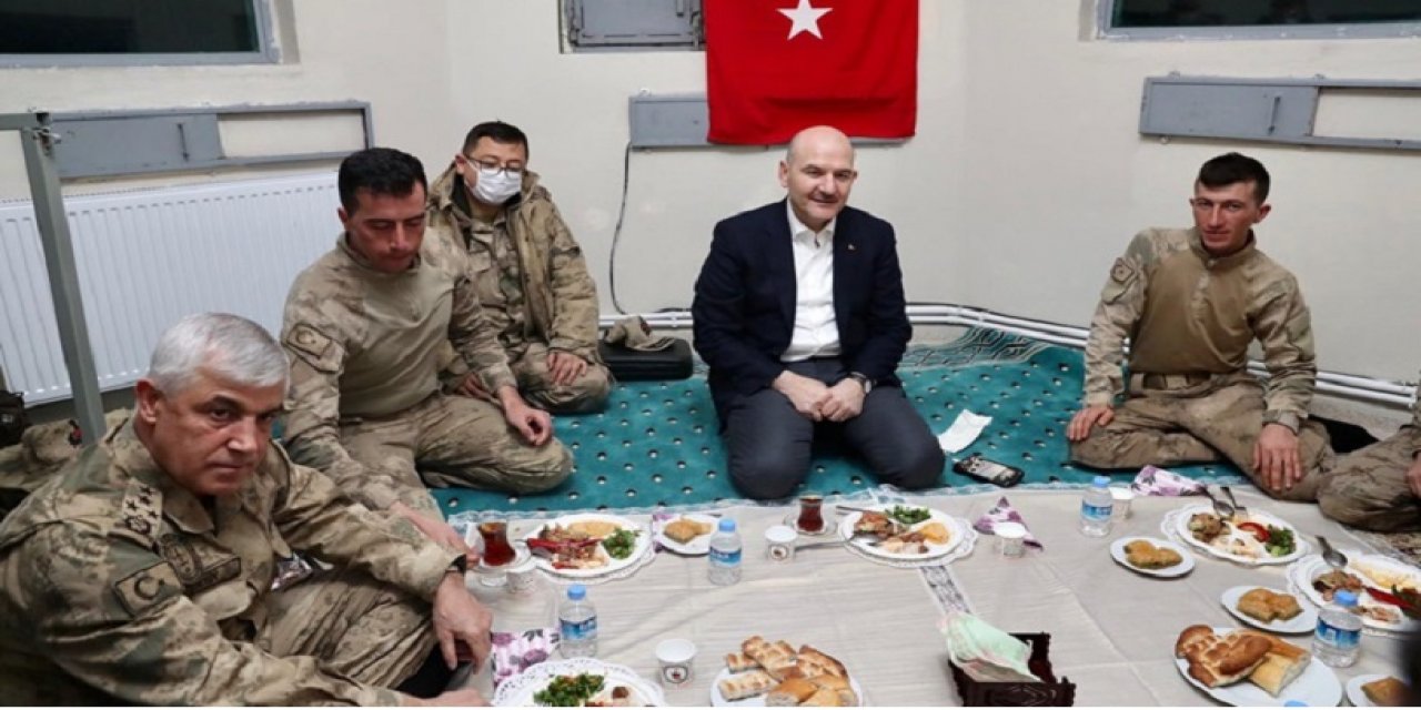 Bu fotoğraf sosyal medyada gündem oldu! Süleyman Soylu'ya tepki: Neden masa değil yer sofrası?