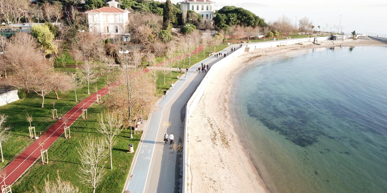 Sokağa çıkma kısıtlamasında Caddebostan Sahili'ne akın ettiler 