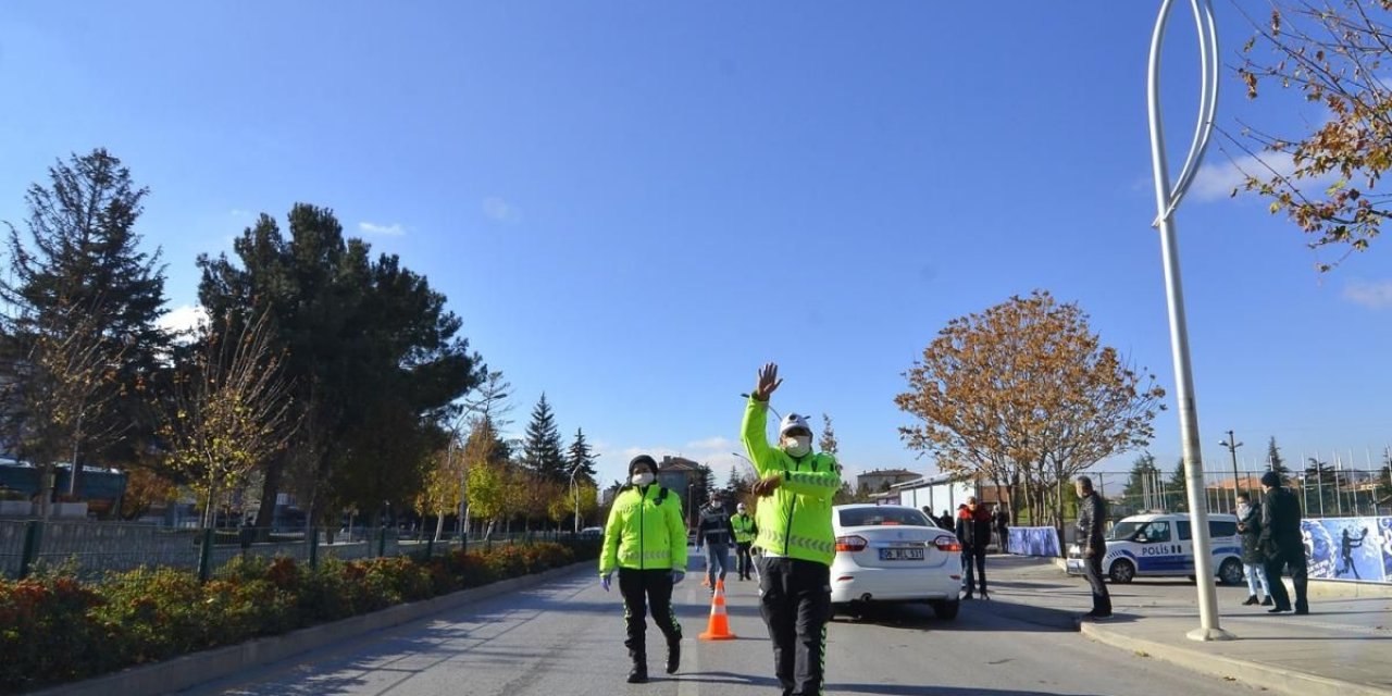 Sokağa çıkma kısıtlamasında Caddebostan Sahili'ne akın ettiler; 86 kişiye ceza kesildi