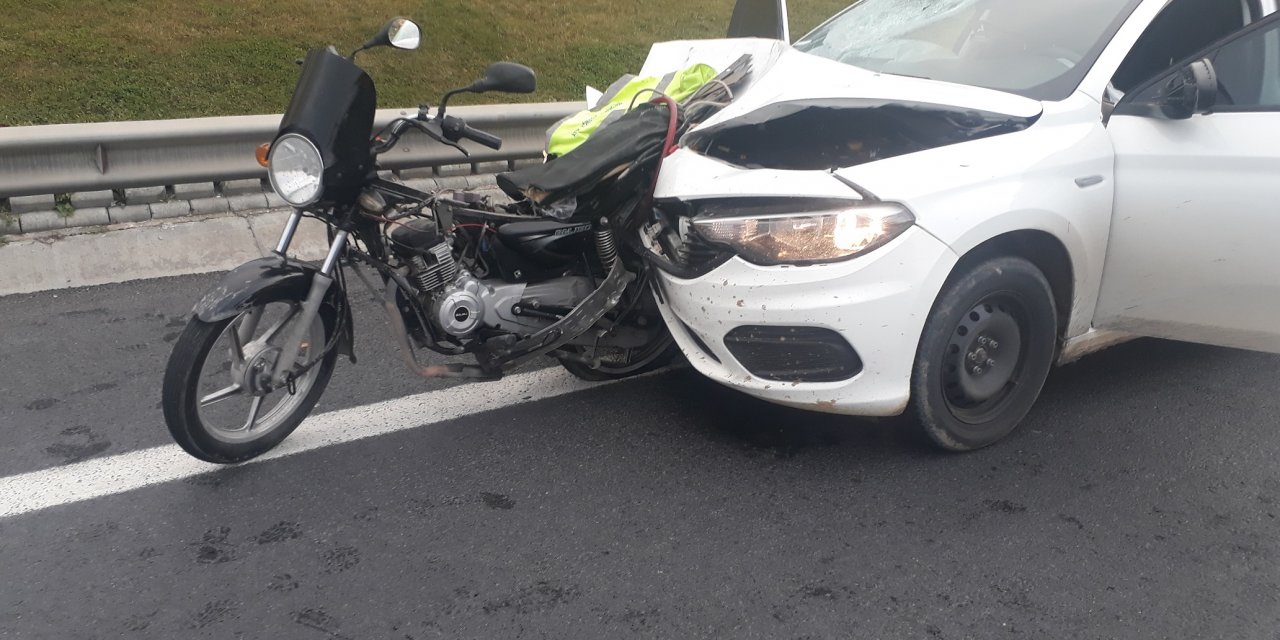 TEM Otoyolu'nda motosiklet otomobilin önüne saplandı 