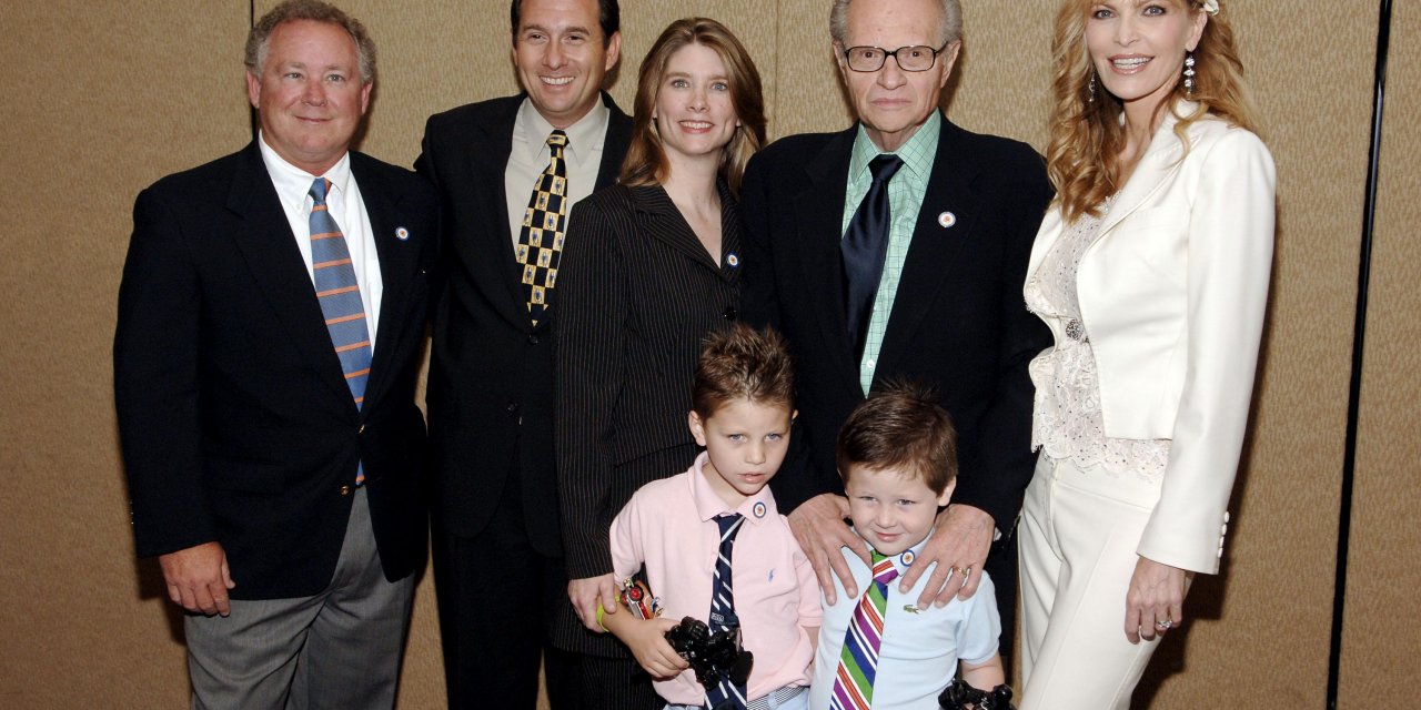 Oğlunu kalp krizinden, kızını akciğer kanserinden yeni kaybetti: Televizyonun duayen ismi corona yüzünden yoğun bakımda