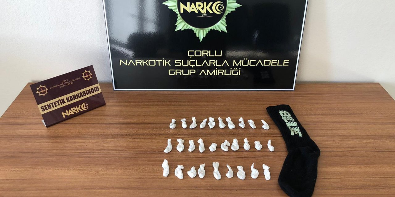 Polis eve baskın yaptı, çoraptan 30 gram bonzai çıktı